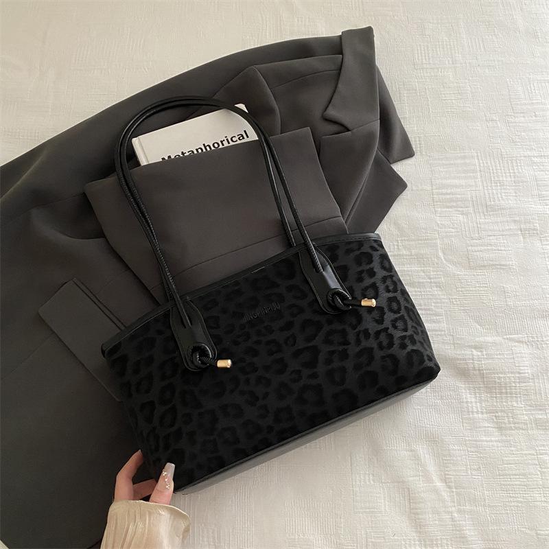 

Retro commuter large-capacity underarm bag women s 2 new fashion shoulder bag simple personality portable tote bag
