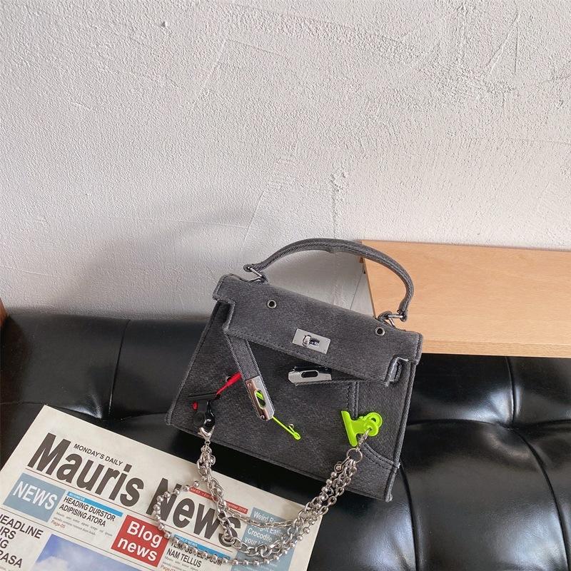 

Линь Шаньшань в том же стиле, пародия, модная джинсовая сумка, новая креативная портативная сумка-мессенджер с цепочкой на булавке