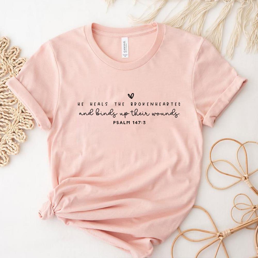 Lui guarisce i cuori spezzati Tshirt Maglietta per il dolore Maglietta cristiana Maglietta di Gesù Maglietta ispiratrice Magliette grafiche unisex Vestiti estetici