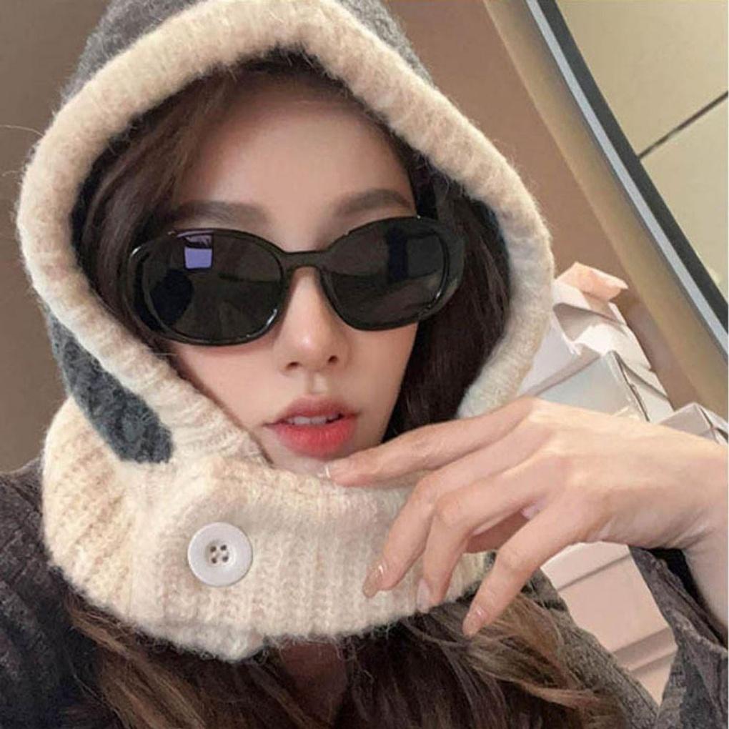 Warmer Winterstil mit einer trendigen zweifarbigen Strickmütze