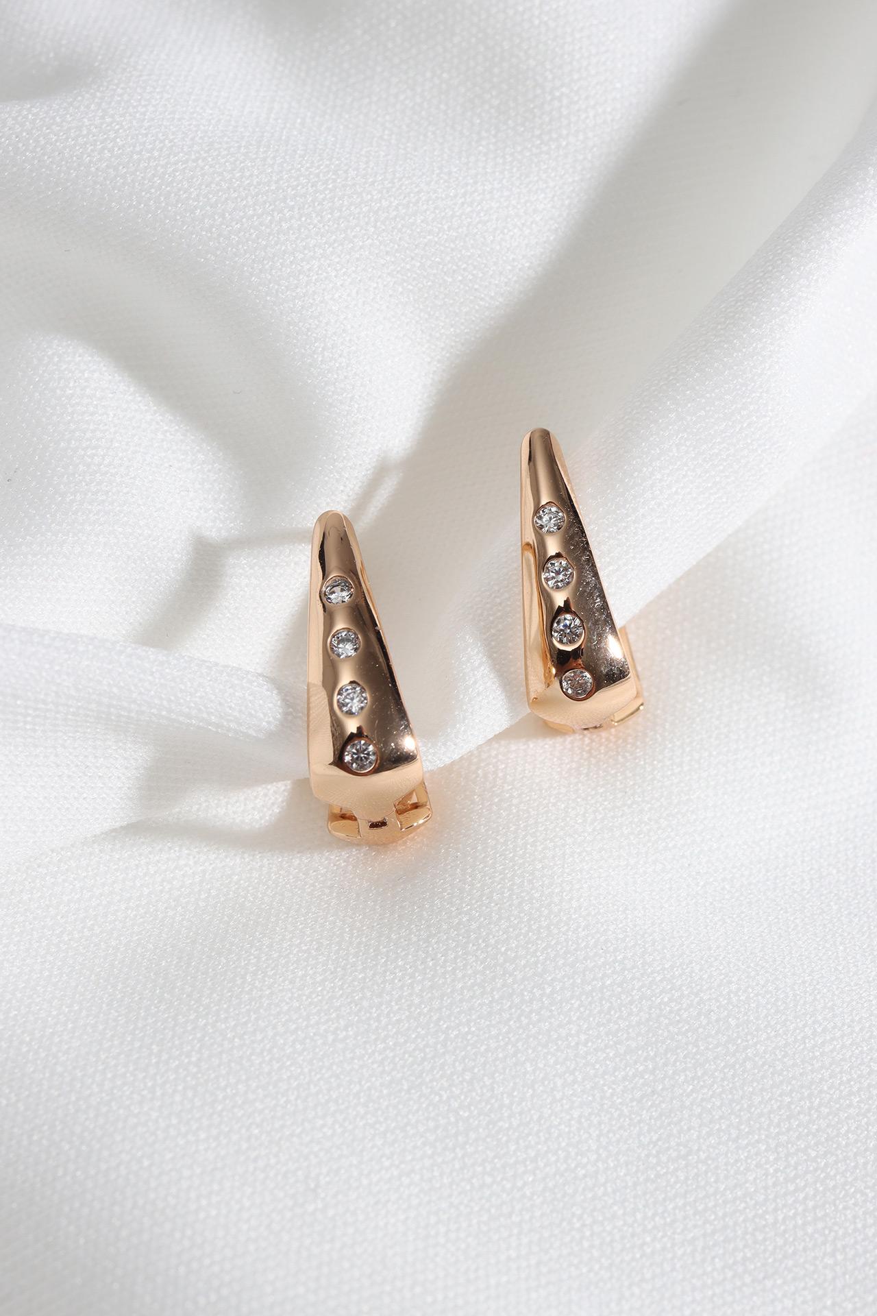 

Серьги-треугольники золотого цвета из каменной стали