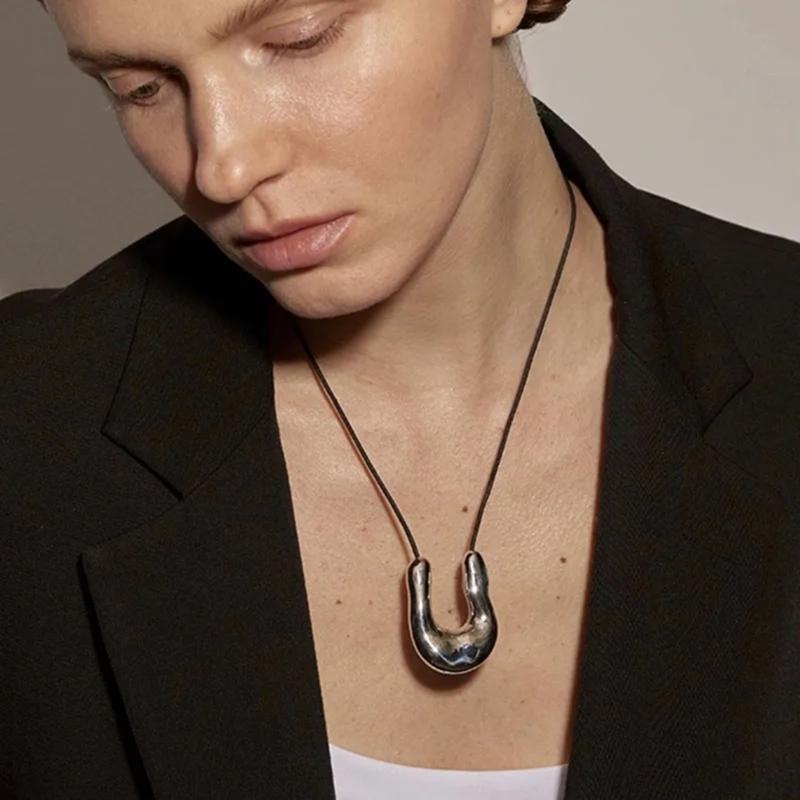 U-Shaped Horseshoe Pendant Necklace Simple Clavicle Chain Alloy Material Birthday Gift for Women Girls Choker Necklace