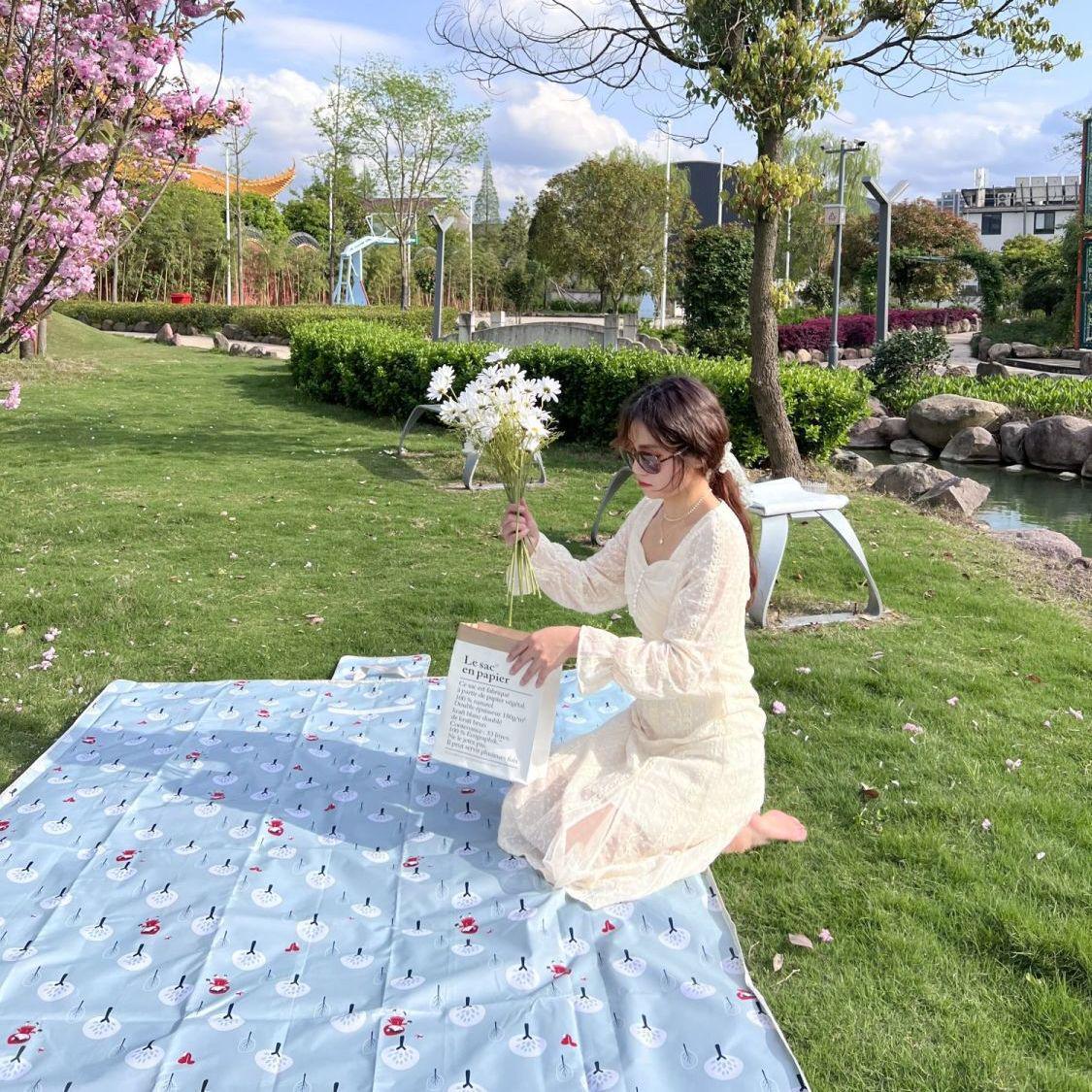 

Waterproof Portable Picnic Mat and Seat Cushion for Outdoors 150*150 cm