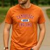 Cambridge Inghilterra Fondata 1209 Grafica Lettera Varsity T-shirt Unisex Girocollo Manica Corta Viaggio Fan Regalo Vacanze Maglietta