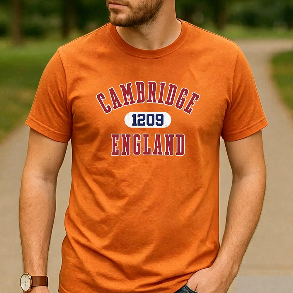 Cambridge Inghilterra Fondata 1209 Grafica Lettera Varsity T-shirt Unisex Girocollo Manica Corta Viaggio Fan Regalo Vacanze Maglietta