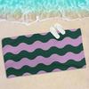 Lila & Grünes Wellenmuster Strandtuch – Retro Geometrisches Design, Schnelltrocknend, Saugfähig für Strand & Täglichen Gebrauch