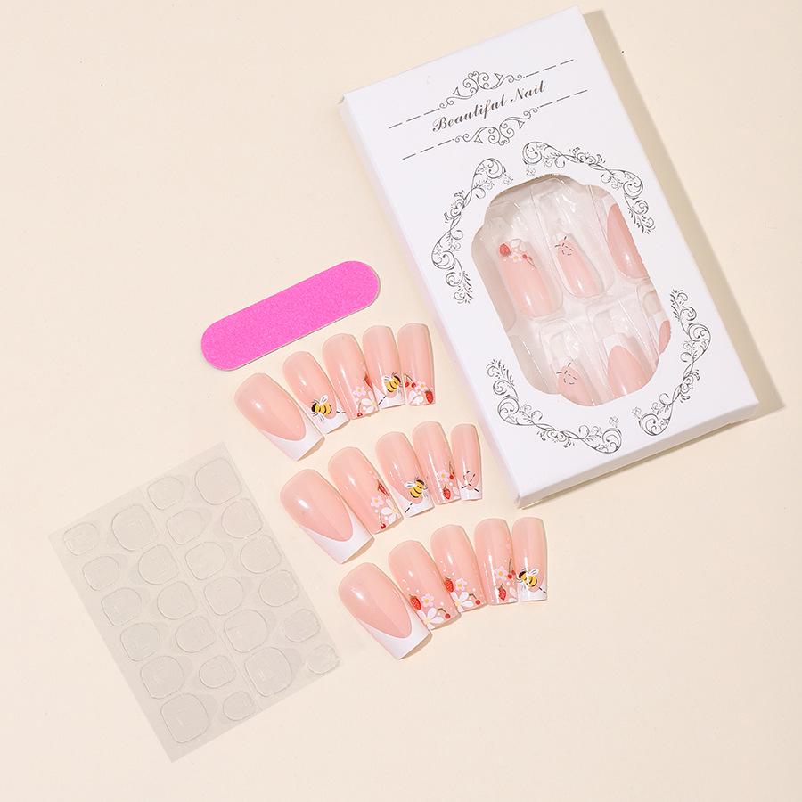 

Весна/Лето 2024 Французский маникюр с живыми цветами и дизайном пчелы