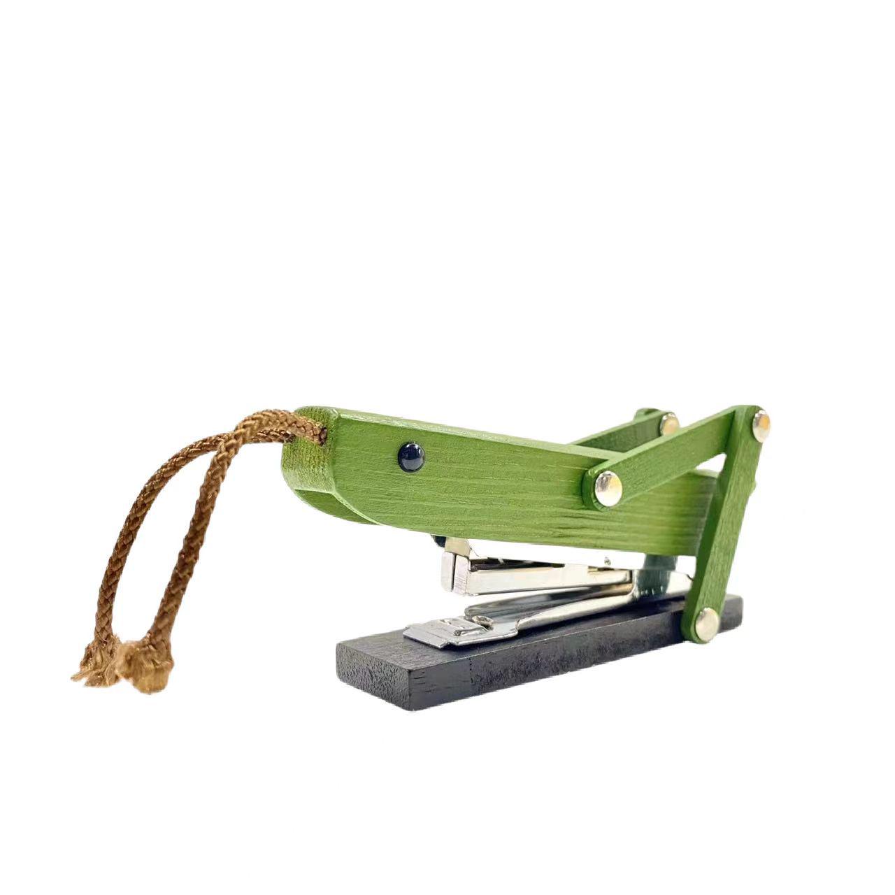 

Creative Grasshopper Wooden Stapler - Cute Green Animal-Shaped Desktop Decor