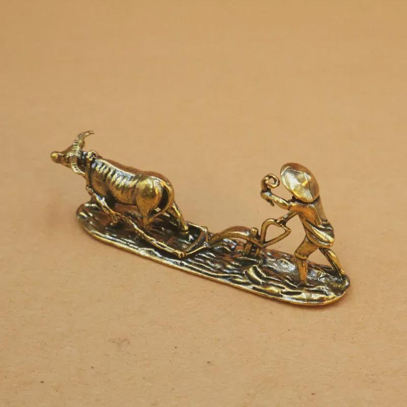 Brass Farmer and Cow Tea Pet: Creative Office Decor, Symbolizing Diligence and Craftsmanship - Ideal Gift.