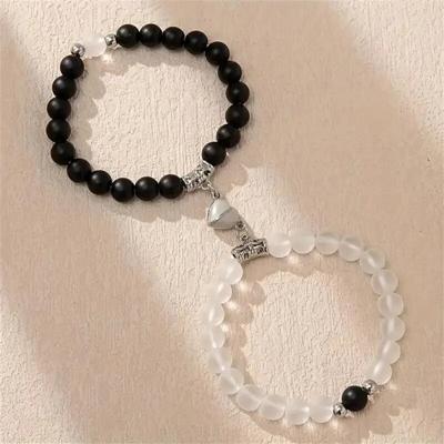 2 stuks Bijpassende armbanden koppels vrouwen mannen lichtgevende magneet liefde hart magnetische vriendschap bracelete zwart witte kralen armbanden cadeau