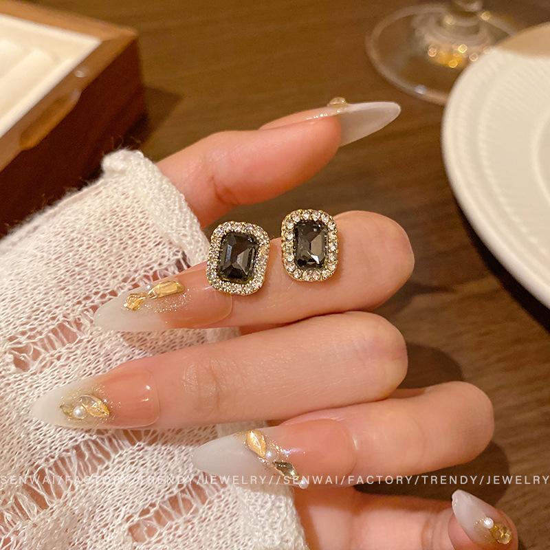 Black flash diamond stud earrings female French niche earrings classic Internet celebrity same earrings