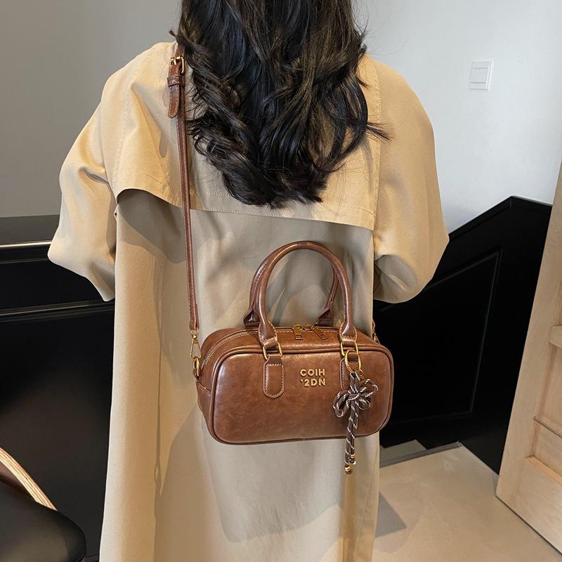 This year, the popular small bag women's versatile 2025 new fashion shoulder messenger bag retro portable pillow bag