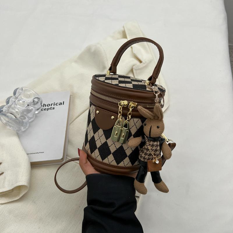 Retro Versatile Small Bag Women's Autumn New Fashion Niche Messenger Bag Texture Diamond Portable Bucket Bag