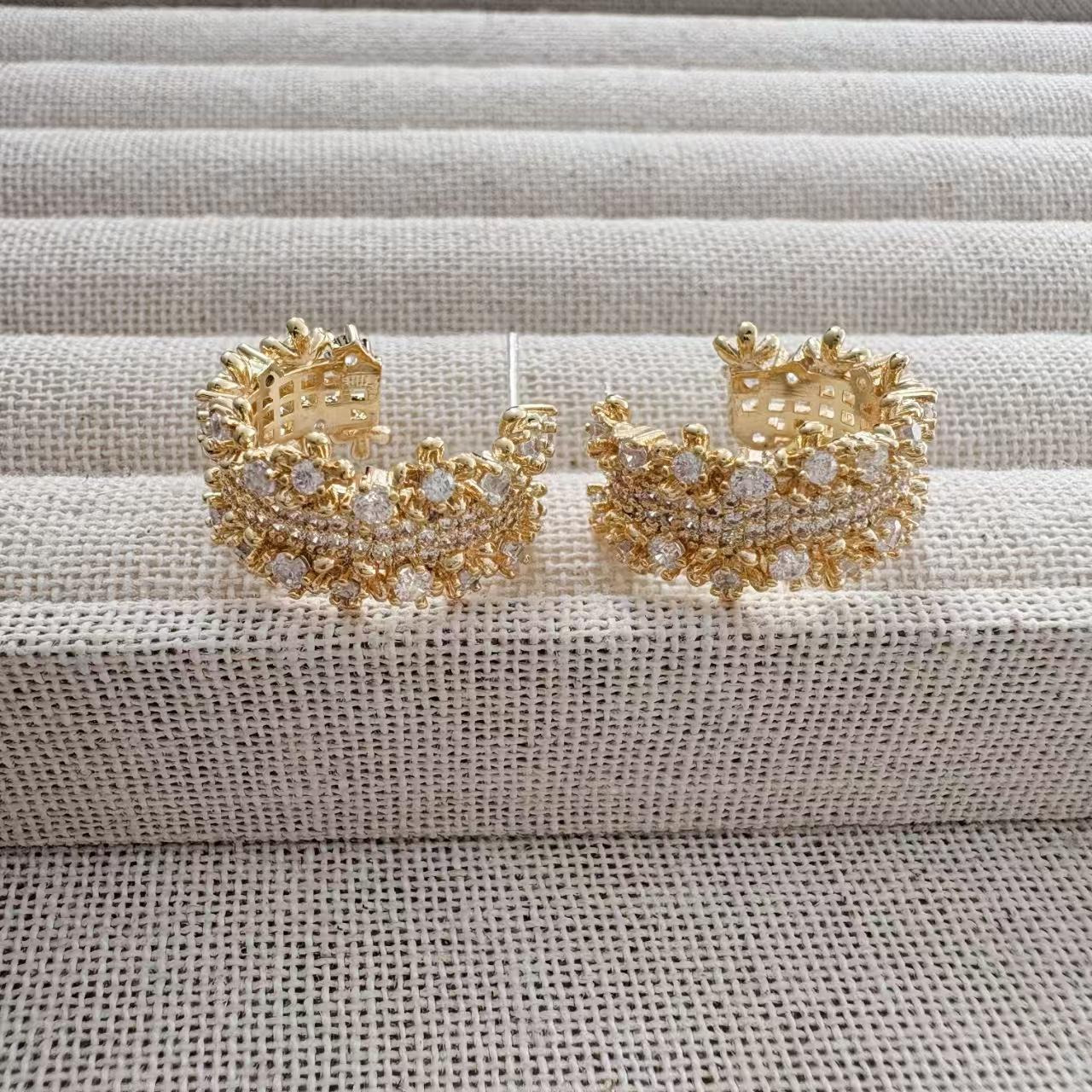 Super flash full diamond earrings earrings pure silver needle stud earrings light luxury atmosphere autumn and winter explosion earrings