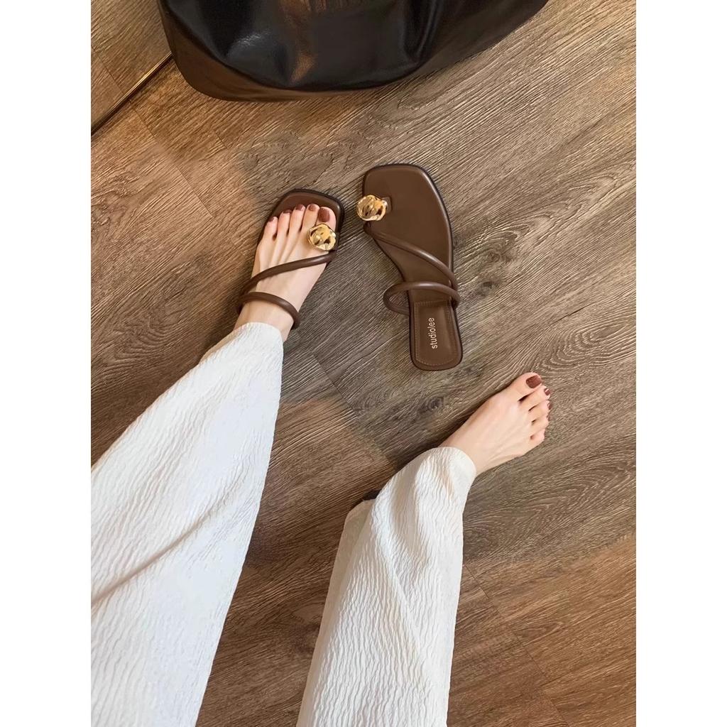 Hausschuhe Damen tragen 2025 Sommer neu Internet-Berühmtheit Mode Damen flache Sandalen Wort mit Zehensandalen