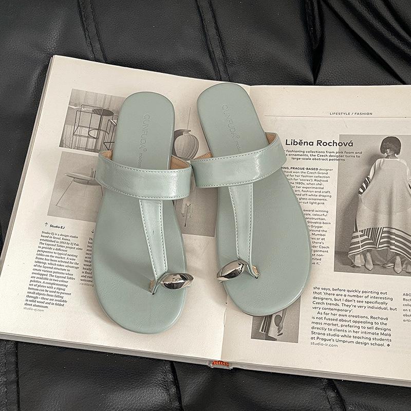 Set of toe flip-flops women's summer wear fashion 2025 flat bottom clip toe Internet celebrity sandals sandals beach shoes tide