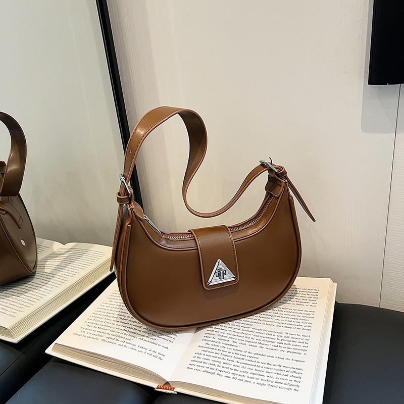 Retro High-end Stylish Niche Forest Style Armpit Stick Bag 2023 New Winter Shoulder Messenger Bag