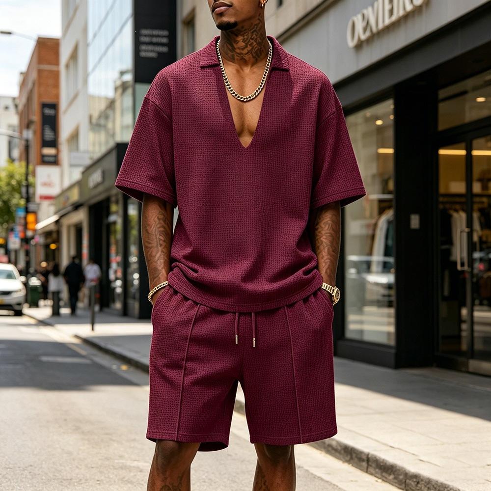 Conjunto Deportivo Casual para Hombre: Conjunto de Dos Piezas de Camiseta de Punto de Color Sólido con Cuello en V Profundo y Pantalones Cortos de Verano