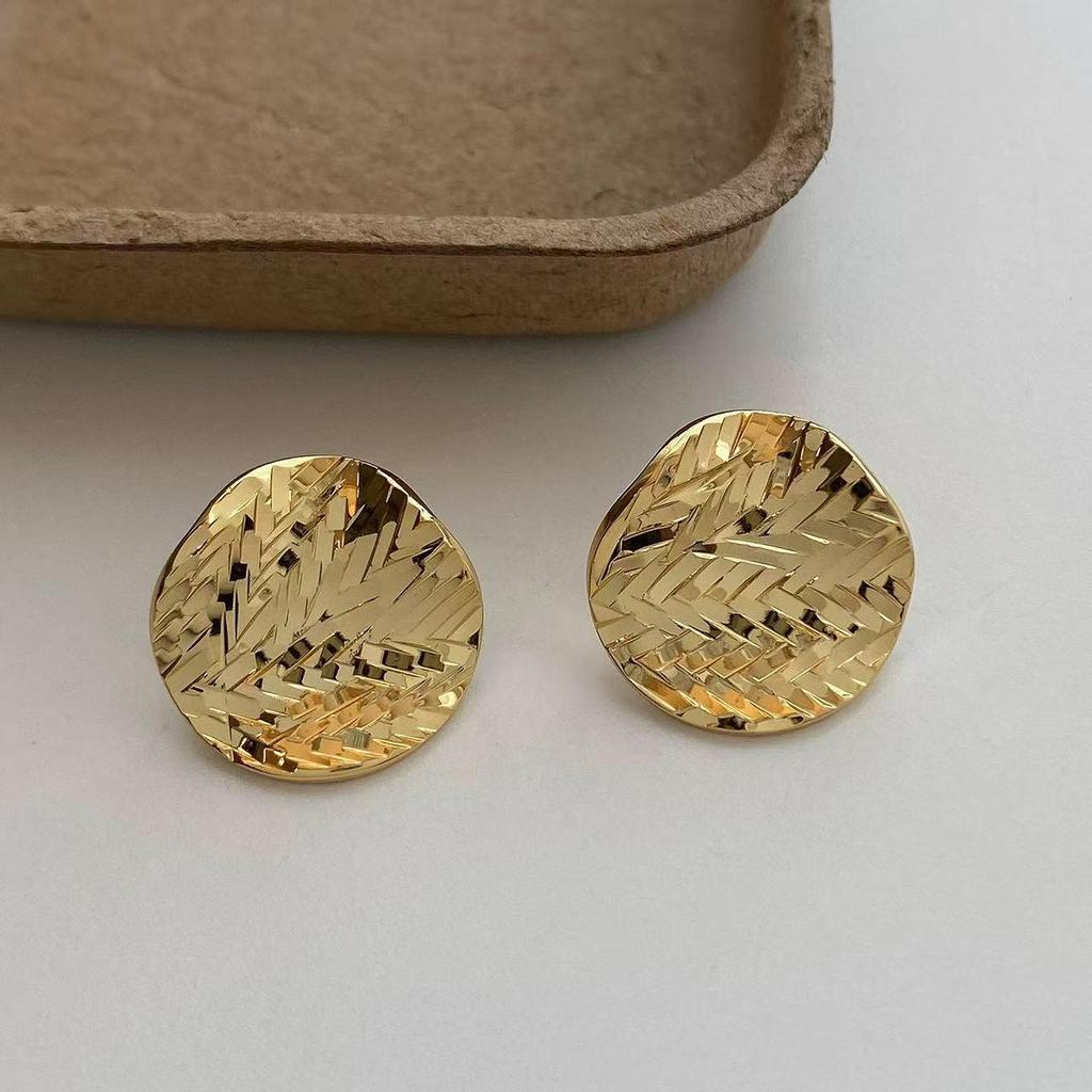 High-End European & American Geometric Ear Cuffs: Elegant, Versatile Stud Earrings with Light Luxury and Unique Design.