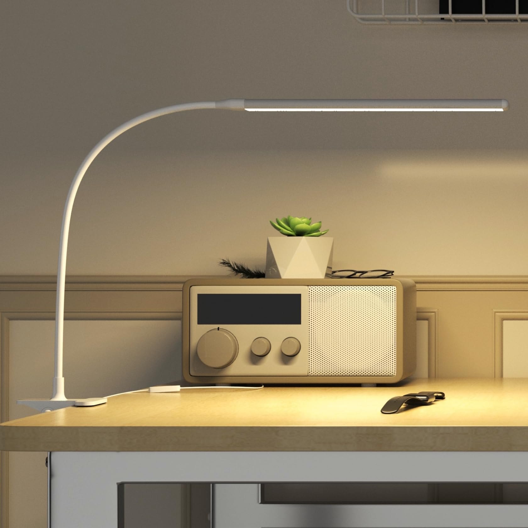

LUTW LED Clip Light, Eye-Friendly, 3-Color Switching (Warm White, Neutral White, Daylight), Stepless Dimming, Memory Function, USB Powered, Bright