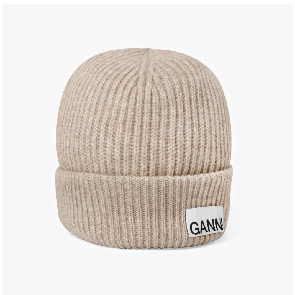 Ganni A5369 196 Czapka beanie z naszywką z logo, lekko usztywniana