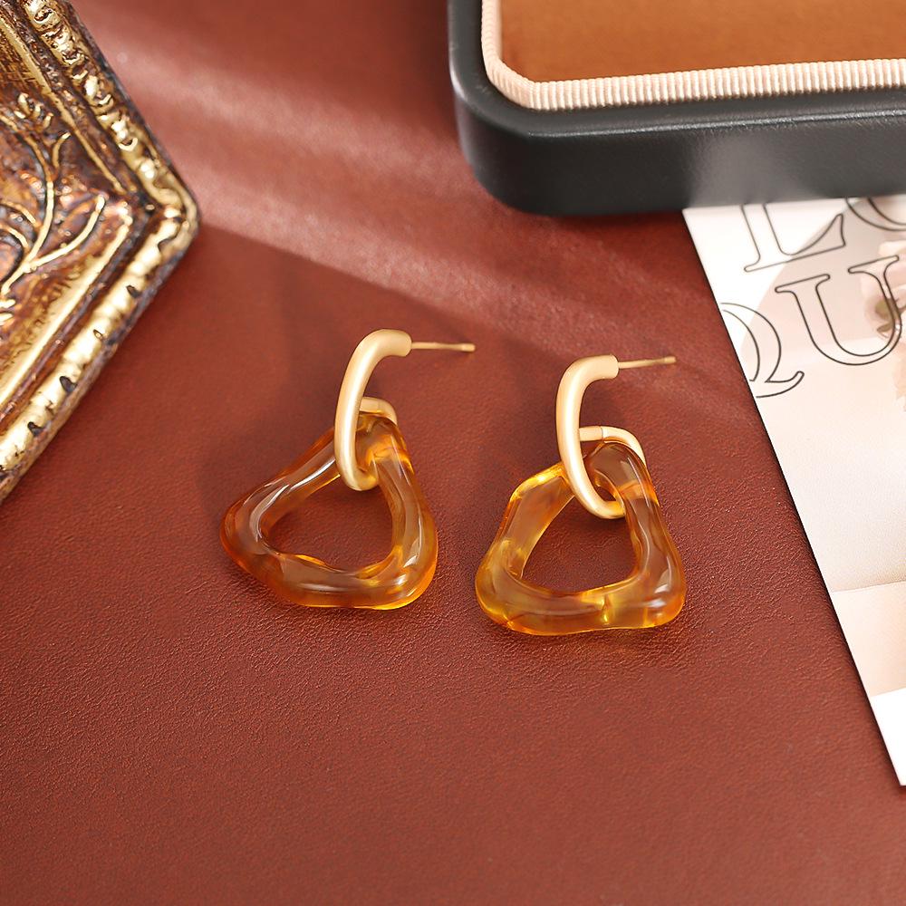 Классические янтарные треугольные серьги-гвоздики из Гонконга - Высококачественные модные украшения Осень/Зима