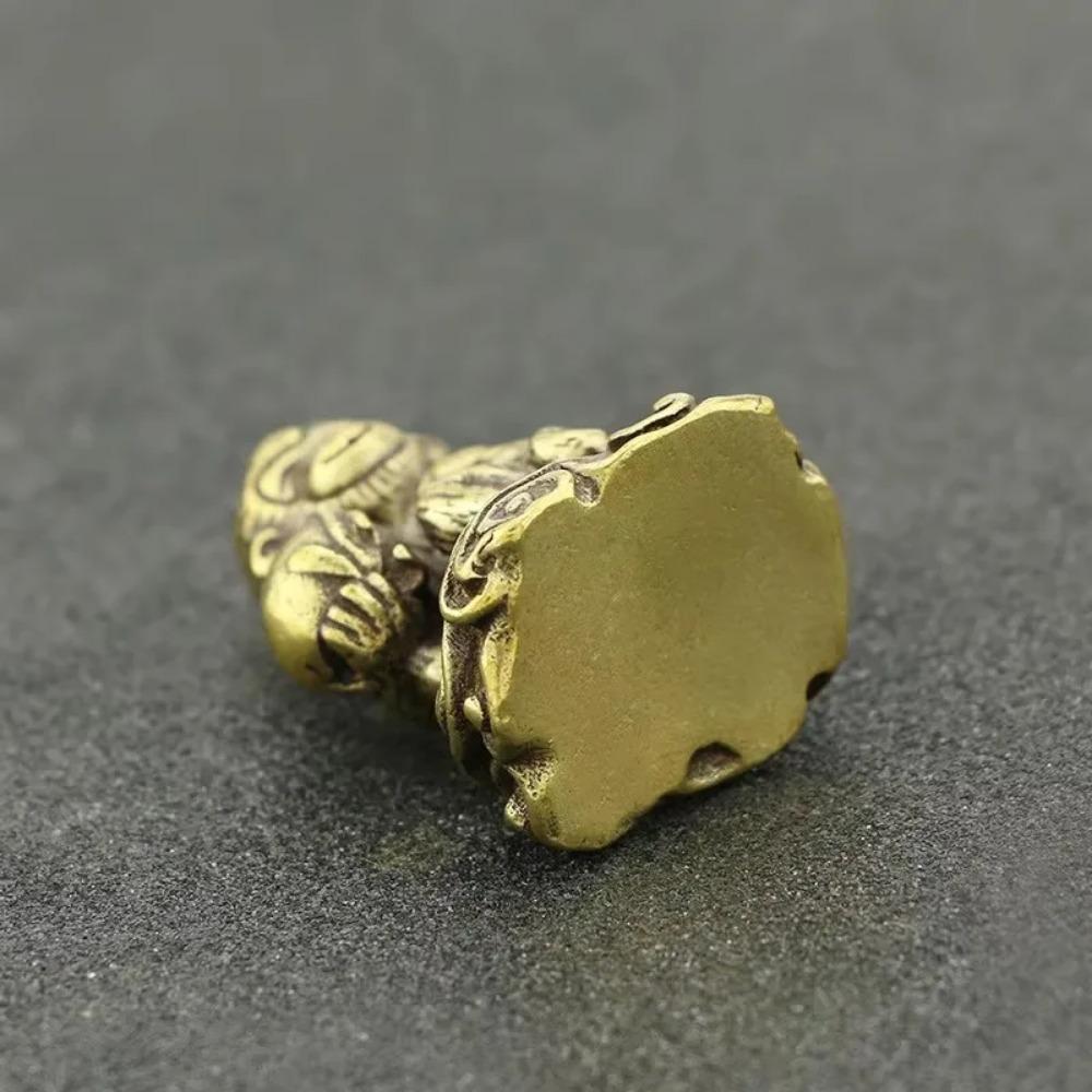 Mini Cute Monkey With Peach Brass Vintage Animal Statue Metal Figure Props Home Office Desk Decor Ornament Toy Gift