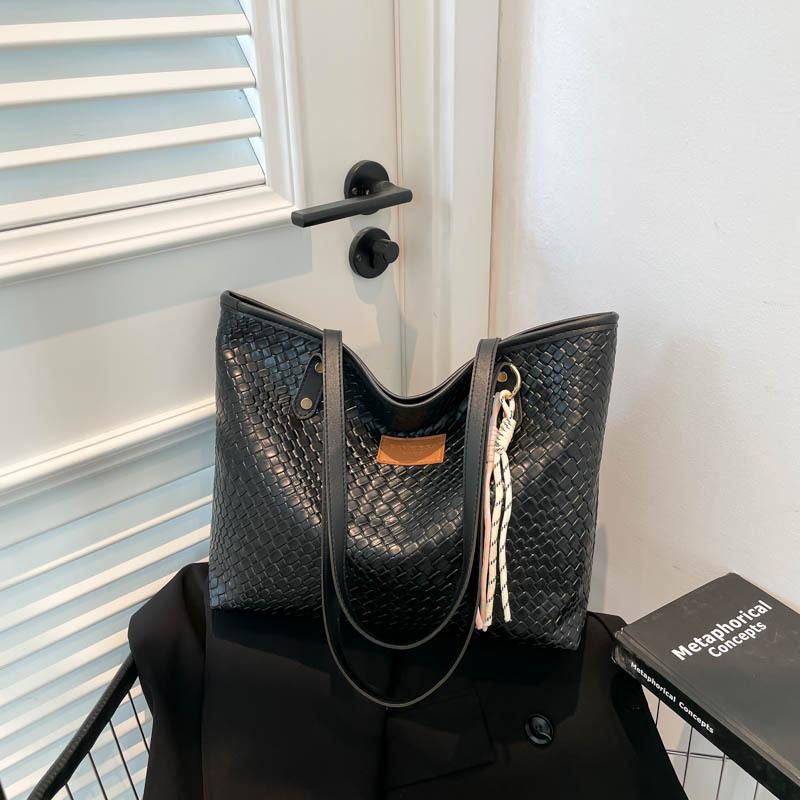 Large Capacity Bag Women's Summer New Trend Large Capacity Versatile Shoulder Bag Commuter Fashion Van Tote Bag