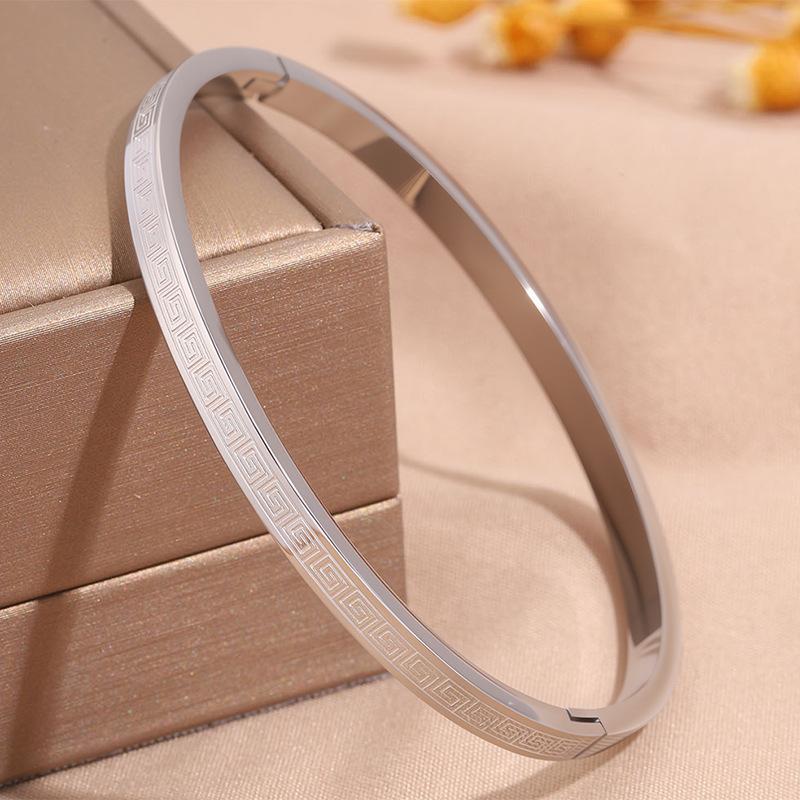 Hot-selling titanium steel bracelet, girls' high-end sense of fashion, popular light luxury in Europe and the United States, Gypsy star love diamond