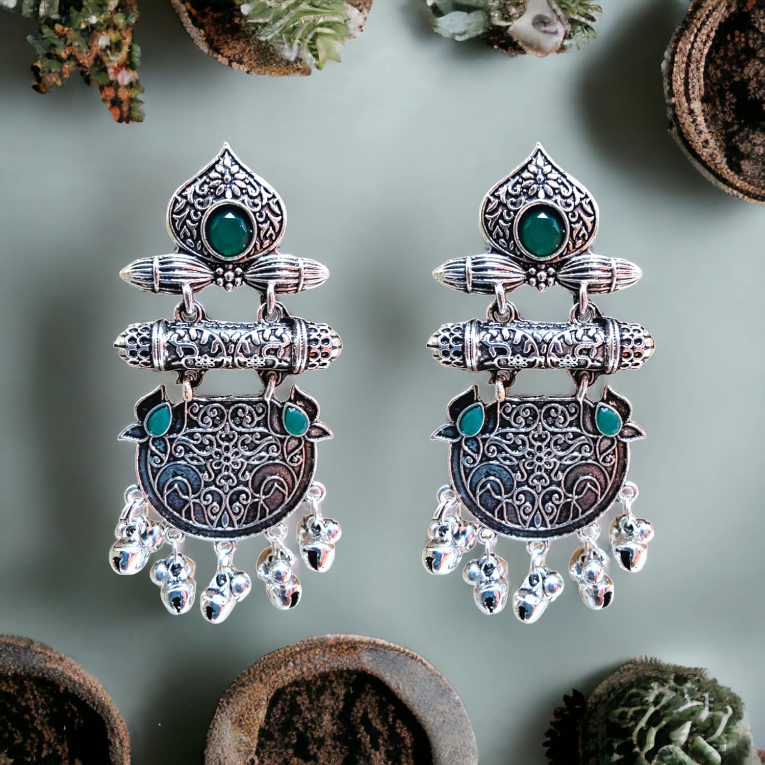 представляет комплект этнических черных длинных оксидированных серег-кольц Легкие Jhumki — фото 3