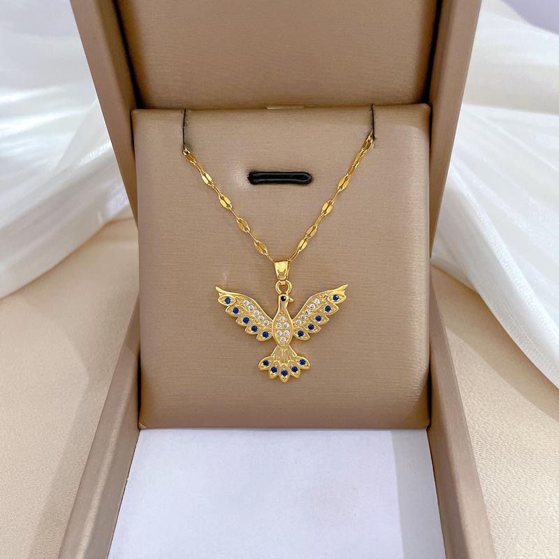 **Lively Women's Necklace: Titanium Steel & Gold-Plated Copper Clavicle Chain**