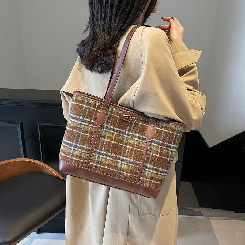 Women's bags, large-capacity tote bags, autumn and winter new fabric bags, European and American retro contrasting colors, plaid underarm