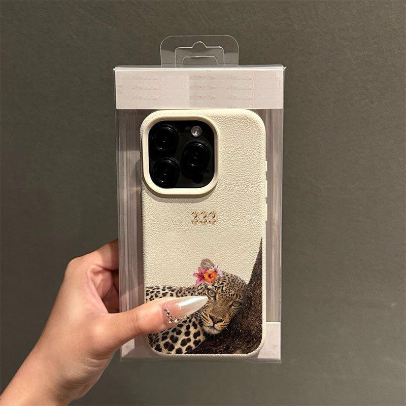 A Leopard Print Lucky Number Printed Lychee-Textured Phone Case, Suitable for iPhone 17, 16, 15, Plus, Pro, Max Series Phones—Can Be Used As a Gift