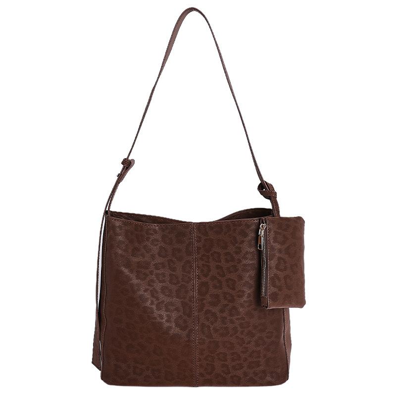 Leopard print bag women's 2025 new autumn and winter messenger bag women's bag large-capacity commuter tote bag fashionable shoulder bag