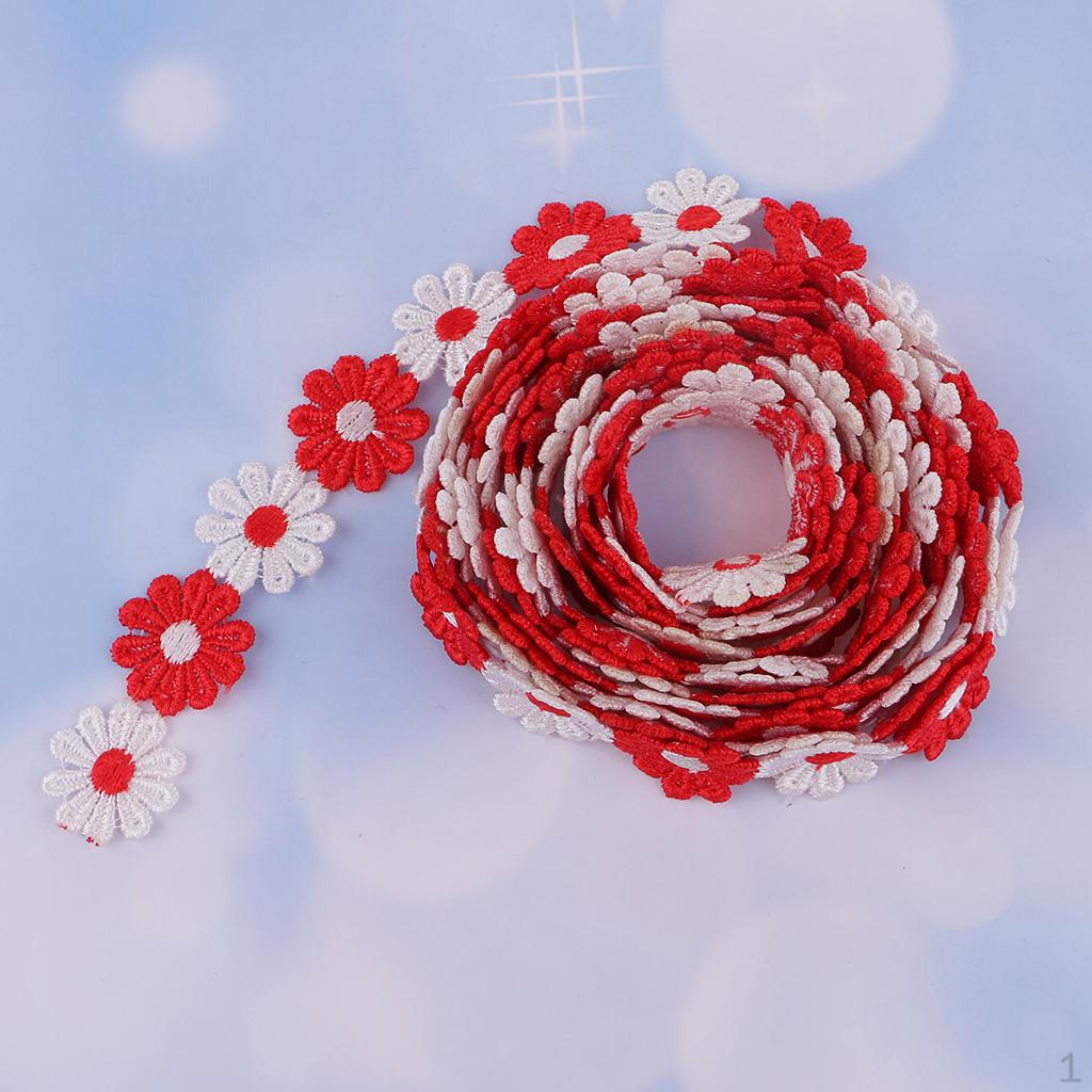 

Лента с кружевной каймой и вышитой аппликацией с цветком ромашки красный