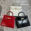 Nova couro bovino de primeira camada padrão crocodilo alto brilho, bolsa fivela de ouro bolsa de mão barriga atmosférica moda bolsa de ombro de couro
