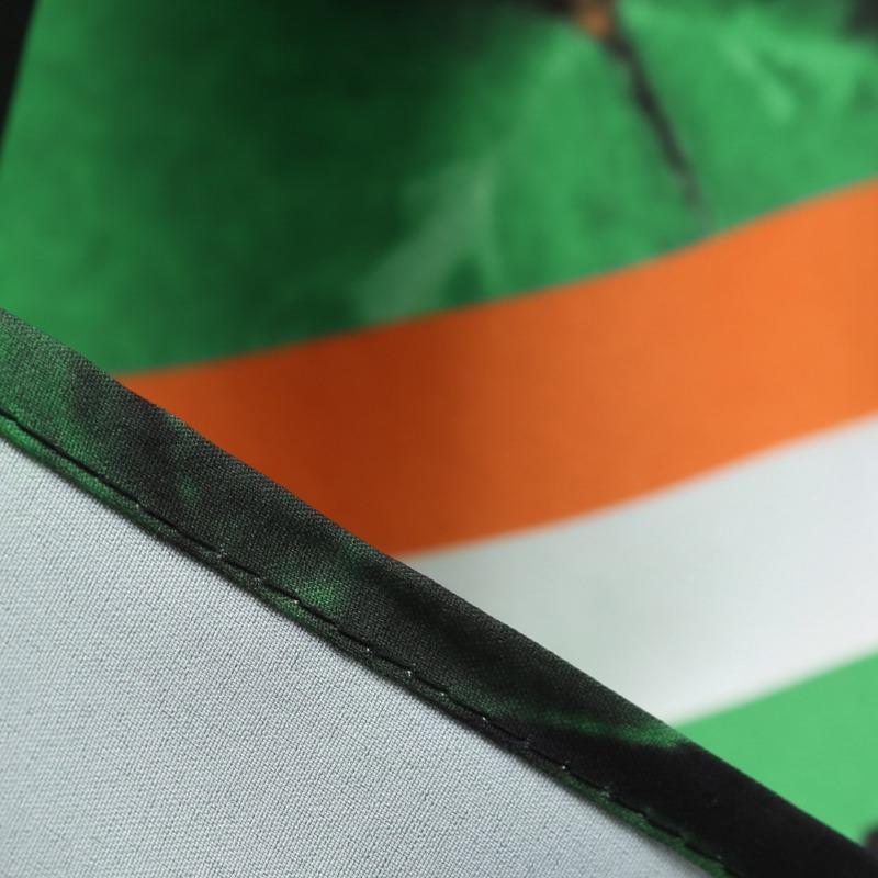 Vintage St. Nowy czarny t-shirt Patricka z okrągłym dekoltem i trójwymiarowym nadrukiem pozycjonowanym.