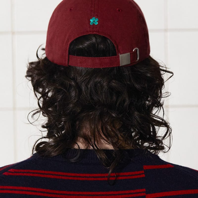 UNALLOYED UNALLOYED ROOM CAP / BURGUNDY