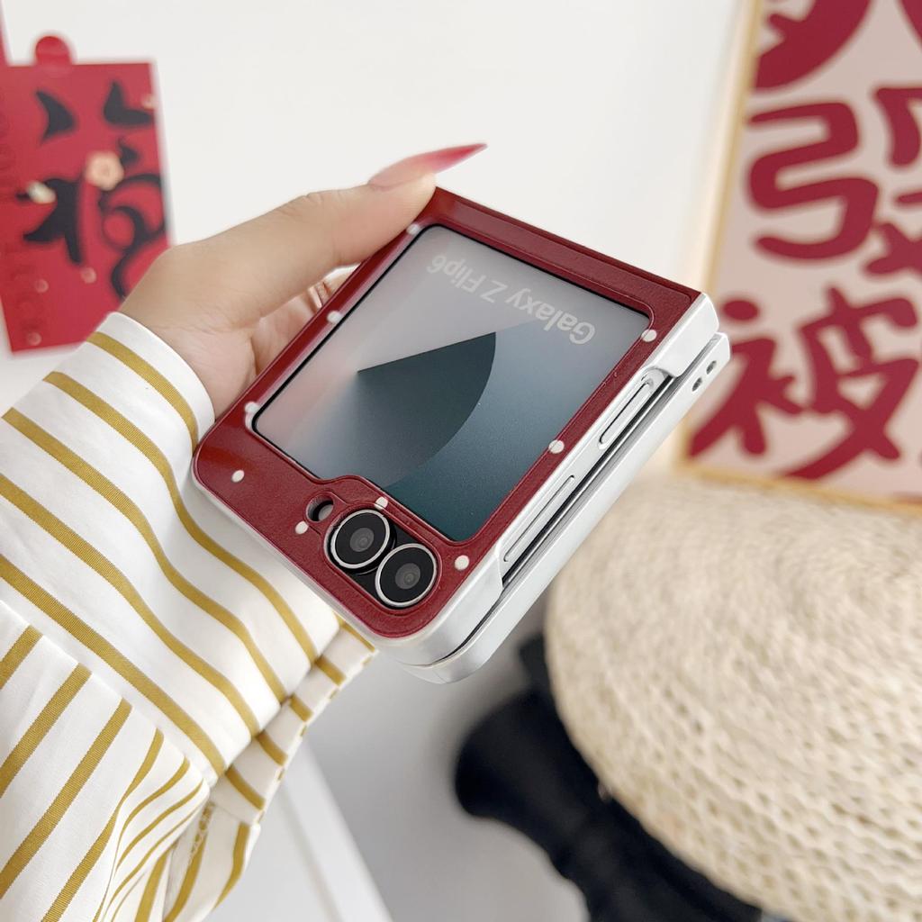 Pouzdro na telefon Samsung Z Flip 3-7 s texturou kůže, vyšívaným šátkem a motivem štěněte