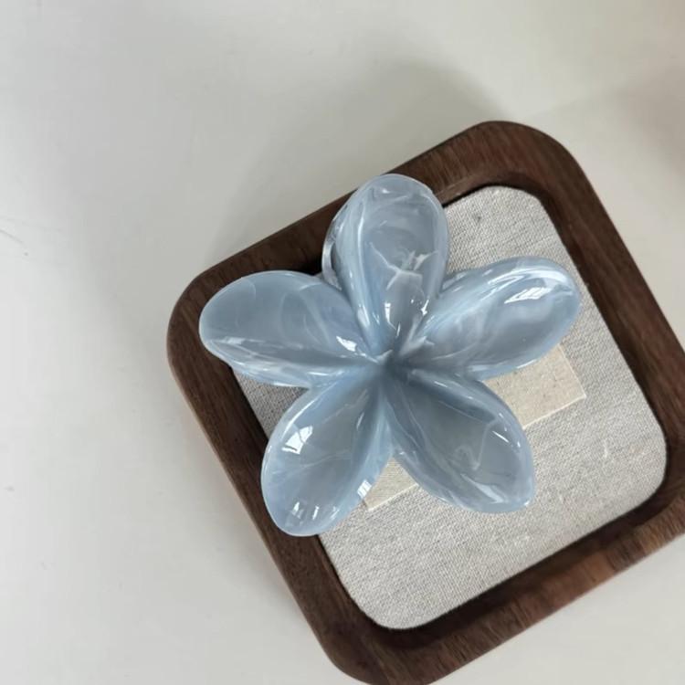 Polka Dot Frangipani Hair Claw: Stylish Half-Up Accessory for Trendy Looks