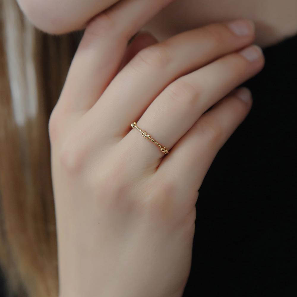 Dieuamour Frill Point Thin Ring