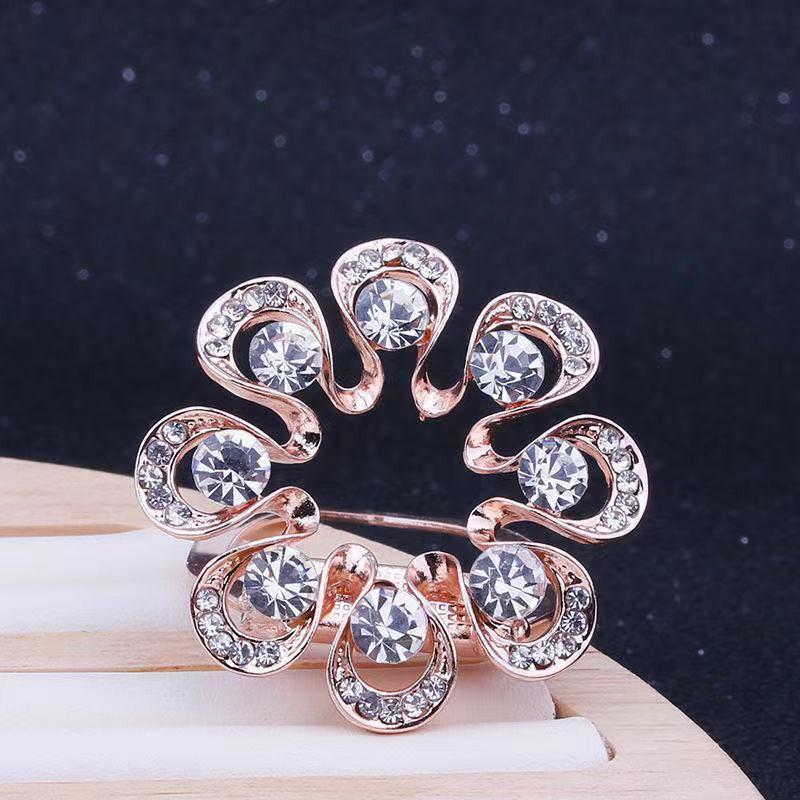 Korean Style Pearl Brooch: Versatile Floral Diamond Pin for Women's Coats