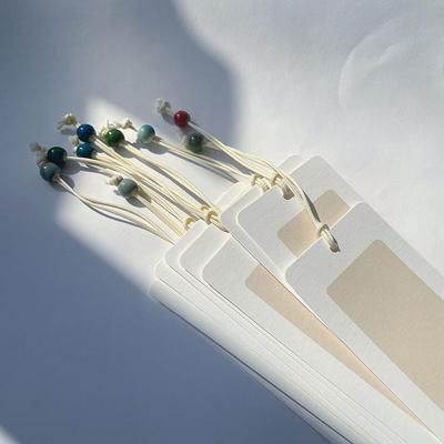Segnalibro a Ventaglio Laccato in Stile Antico con Nappa di Perline e Calligrafia Dipinta a Mano su Cartoncino Bianco