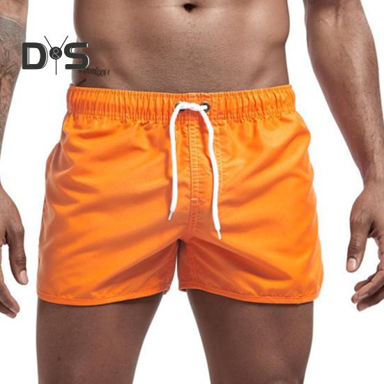 Sommer Low Rise Elastischer Bund Kordelzug Strand Surfen Shorts Atmungsaktive Seite Unregelmäßige Trim Männer Bademode Shorts