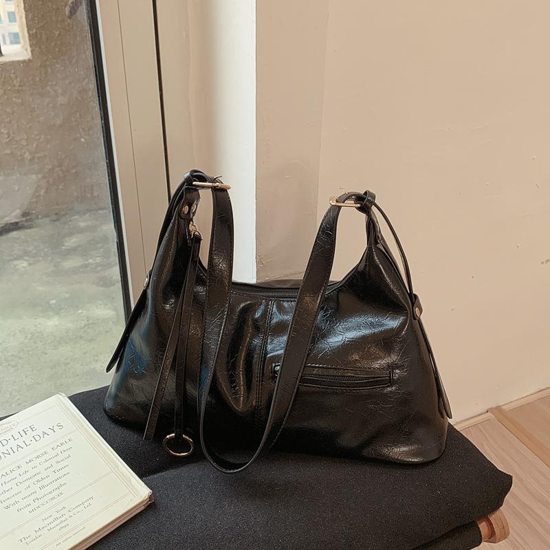 Trend messenger bag women's autumn fashion niche commuter shoulder bag high value retro underarm bag