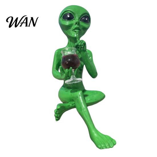 Patio Landscape Decoration Resin Alien with Beer Glass Figurine, Decorative Desktop Ornament, Creative Table Exquisite Hand Carved Statue for