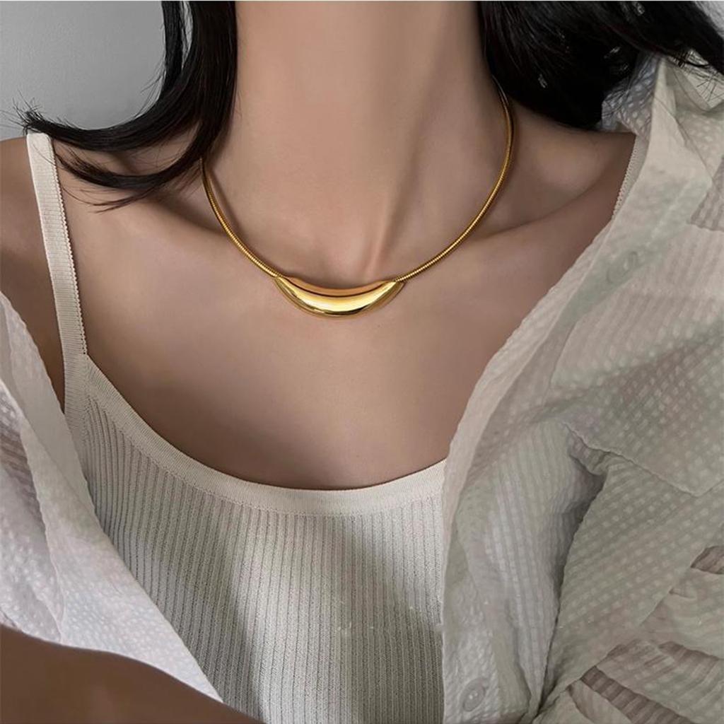 Moderner goldener gebogener Röhrenhalsreif Luxuriöses Aussehen Bequemer Metall-Choker Perfekt für Partys und Verabredungen