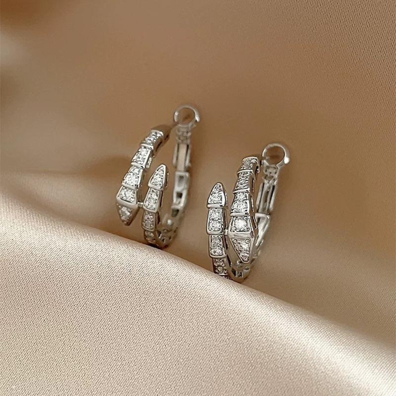 Unique design snake zircon stud earrings women s ear buckle new light luxury snake bone earrings exquisite versatile fashion earrings серебряный