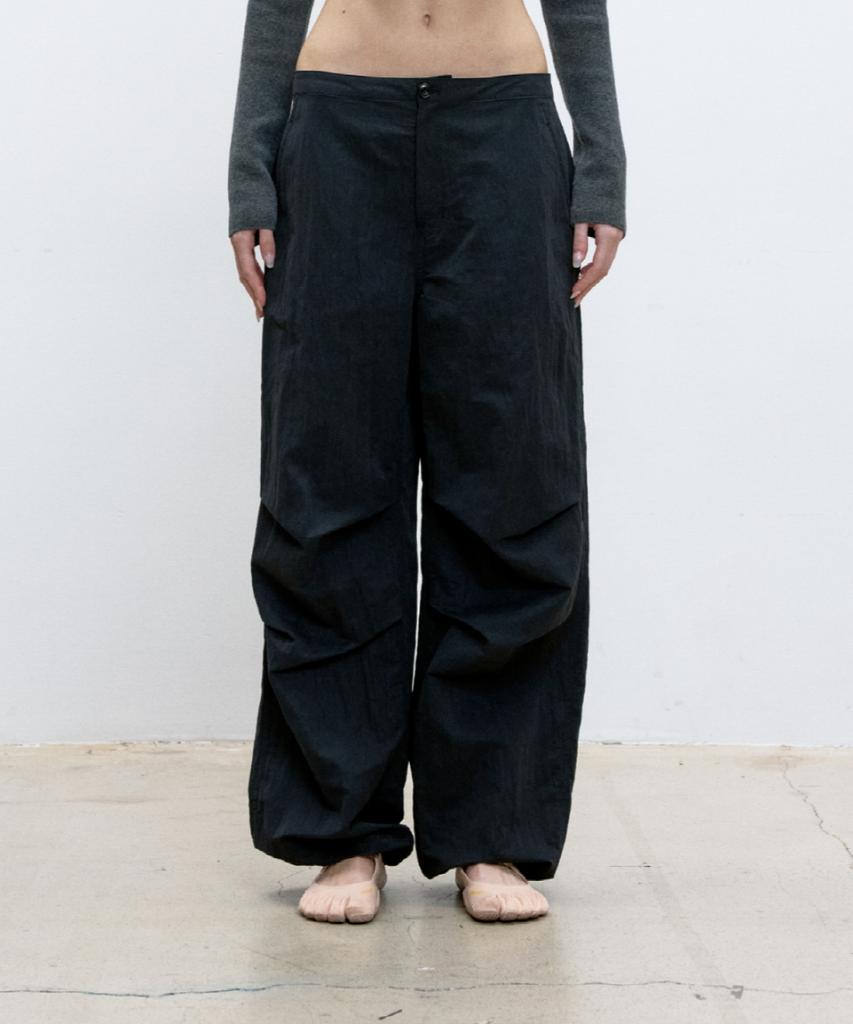 Kueoumeon Soft Matte Parachute Pants (Black)