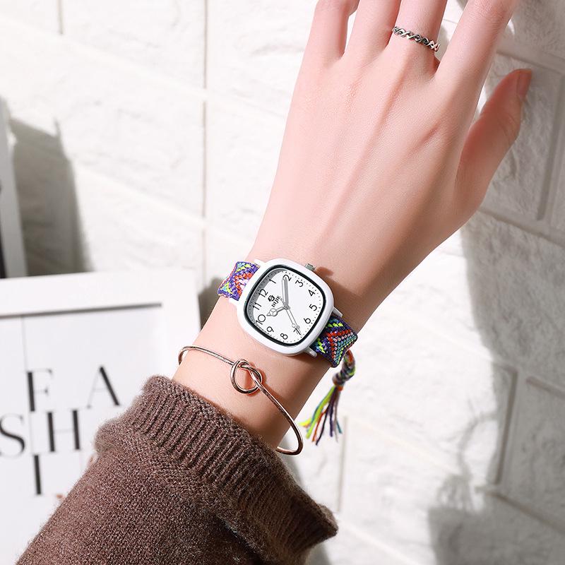 

Жіночий годинник з маленьким квадратним циферблатом, ідеальний для студентів; Нішевий стиль Морі та Академічний для класичного образу.